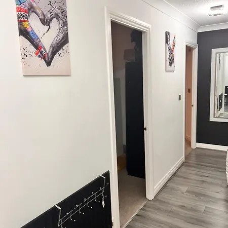 Апартаменти Lovely Tidy And Well Decorated En-suite King Sized Bedroom In A Shared 2 Bedroom Flat *
