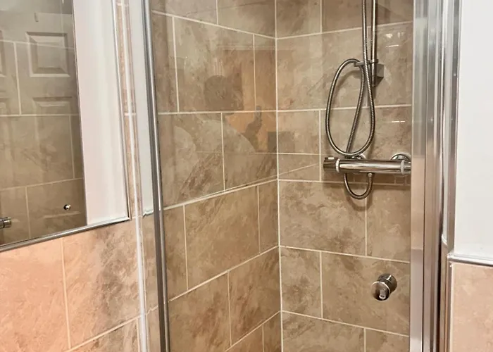 Lovely Tidy And Well Decorated En-suite King Sized Bedroom In A Shared 2 Bedroom Flat Apartment Leeds (West Yorkshire)