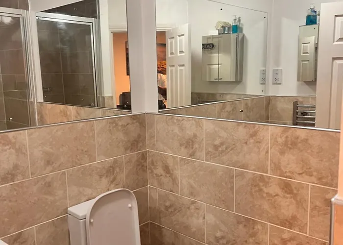 Lovely Tidy And Well Decorated En-suite King Sized Bedroom In A Shared 2 Bedroom Flat *