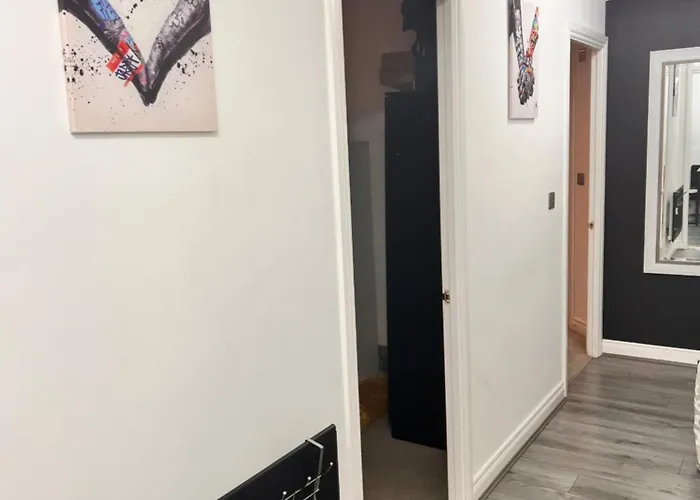 Apartment Lovely Tidy And Well Decorated En-suite King Sized Bedroom In A Shared 2 Bedroom Flat *
