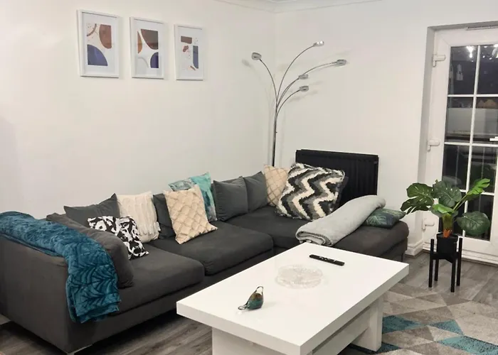 Apartment Lovely Tidy And Well Decorated En-suite King Sized Bedroom In A Shared 2 Bedroom Flat Leeds (West Yorkshire)