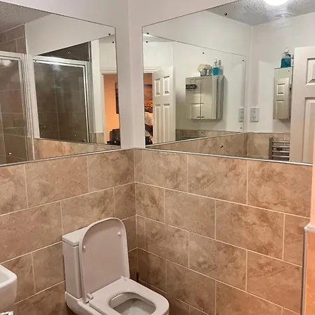 Lovely Tidy And Well Decorated En-suite King Sized Bedroom In A Shared 2 Bedroom Flat *