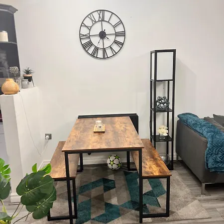 Lovely Tidy And Well Decorated En-suite King Sized Bedroom In A Shared 2 Bedroom Flat Apartment *