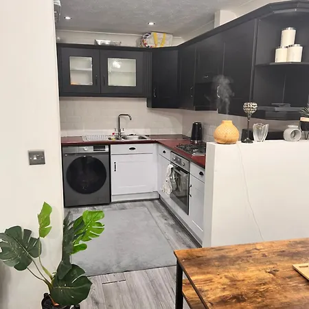 Lovely Tidy And Well Decorated En-suite King Sized Bedroom In A Shared 2 Bedroom Flat * Leeds (West Yorkshire)