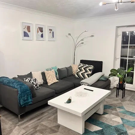 Apartment Lovely Tidy And Well Decorated En-suite King Sized Bedroom In A Shared 2 Bedroom Flat Leeds (West Yorkshire)