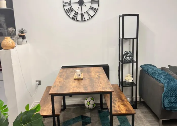 Lovely Tidy And Well Decorated En-suite King Sized Bedroom In A Shared 2 Bedroom Flat Apartment *