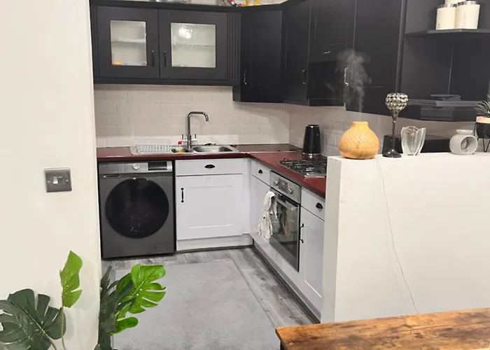 Lovely Tidy And Well Decorated En-suite King Sized Bedroom In A Shared 2 Bedroom Flat * Leeds (West Yorkshire)